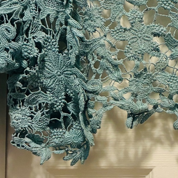 XS Cropped Floral Lace Shortsleeved Shrug - Picture 3 of 6